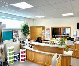 Persönliche Kundenberatung bei Maler Salzmann in Berka/Werra. Im Fachgeschäft erhalten Kunden Unterstützung bei Farbkonzepten, Materialauswahl, Wandgestaltung, Bodenbelägen und der Planung von Renovierungsprojekten.