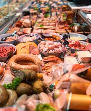 Frischetheke
Unsere Mitarbeiter an der Frischetheke heißen Sie herzlich willkommen und beraten sowie bedienen Sie mit herzhaften Fleisch-, Wurst- und Käsekreationen, die Sie auch gerne bei uns vorbestellen können.