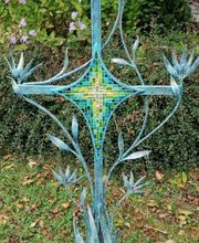 Auftragsarbeit: Entwurf und geschmiedetes Grabkreuz Berndt Schweizer, Mosaik von Irene Magdalena Orecher