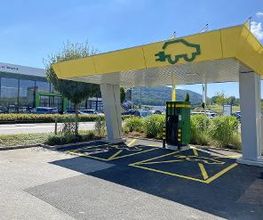 AGROLA Schnell-Ladestation bei AGROLA Tankstelle in Aesch; zwei Plätze mit Markierung; Überdachung