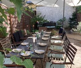 Tafel im Garten, eingedeckt für 12 Personen
