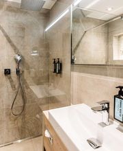 Guest room bath