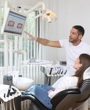 ST. ALBANTOR - ZAHNARZT BASEL - Zahnarzt Boris Nikas bei der Arbeit