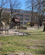 Unser großer Kita-Garten bietet jede Menge Platz zum Toben, Entdecken und Erkunden.