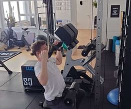 LIFE PERFORMANCE TRAINING | Personal Training Nürnberg - Seitliche Trainingsaufnahme beim Krafttraining an einer Zugmaschine in heller Studioatmosphäre. Perfekt für Themen wie individuelles Krafttraining, Personal Trainer für Muskelaufbau und strukturiertes Training in Nürnberg.