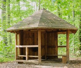 Eine überdachte Hütte in der Nähe des Andachtsplatzes bietet Besuchern des FriedWald Elm Schutz bei unbeständigem Wetter.