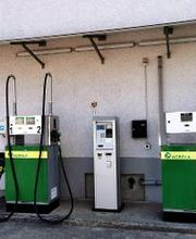 AGROLA Tankstelle in Herznach zwei Tanksäulen mit Zahlterminal. Kleine Überdachung.