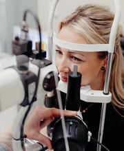 Mit moderner Technik vermessen wir Ihre Augen für die perfekte Kontaktlinsenanpassung.