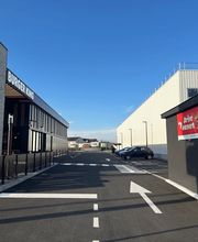 Burger King Clichy-sous-Bois offre un parking gratuit et spacieux, vous permettant de vous garer facilement lors de votre visite. Idéalement situé à proximité du centre commercial E.Leclerc, profitez d'un accès pratique et sans souci pour venir déguster vos burgers préférés.