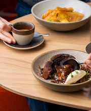 Fondant au chocolat et tahini, glace à l'anis vert