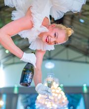 Die Palazzo Halle in Karlsruhe – Ihre perfekte Eventlocation für unvergessliche Veranstaltungen wie Firmenfeiern, Produktpräsentationen, Tagungen, Hochzeiten und mehr.
Die ehemalige Maschinenfabrik am Westbahnhof in Karlsruhe bildet ein außergewöhnliches Ambiente für exklusive Veranstaltungen mit dem gewissen Etwas. Auf 1.000 Quadratmetern ermöglicht die flexible Raumeinteilung den passenden Rahmen für jede Art von Event – von privaten Feiern wie Hochzeiten oder Geburtstage bis hin zu geschäftlichen Events wie Tagungen, Konferenzen oder Produktpräsentationen. In den Abendstunden taucht die ausgeklügelte Beleuchtungstechnik die hohen Decken in unterschiedliche Lichtstimmungen und macht die Palazzo Halle zu einer einmaligen Eventkulisse. Die Halle kann über die Eventagentur Projekt Eins gemietet werden, die das Lichtkonzept, die Dekoration, das Catering und auf Wunsch auch ein Rahmenprogramm detailliert auf das jeweilige Thema der Veranstaltung abstimmt.