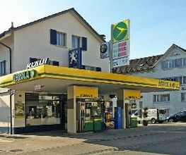 AGROLA Tankstelle in Eschenbach, St. Gallen. Bei Autogarage mit Peugeot und Alfa Romeo Logo. Tankstelle mit zwei Tanksäulen.