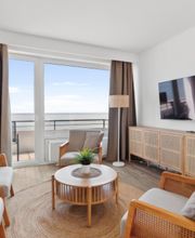 Comfort Apartment – Landseite
Das Comfort Apartment – Landseite bietet großzügige 38 qm und ist ideal für bis zu 4 Personen (max. 3 Erwachsene und 1 Kind). Ausgestattet mit einem komfortablen Kingsize-Bett und einem Etagenbett eignet sich dieses Apartment perfekt für Familien oder Gruppen, die gemeinsam reisen. Genießt unvergessliche Momente in einem stilvollen Ambiente und entspannt in einer komfortablen Umgebung.
Bucht noch heute euer Traumapartment und erlebt einen unvergesslichen Aufenthalt im Beachside Grömitz - direkt am Meer!