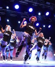 D.D.Project - Hip-Hop Tanzschule Dresden Dynamische Tanzperformance auf der Bühne mit ausdrucksstarken Bewegungen und glänzenden Kostümen für Showdance und Hip-Hop.