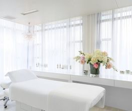 Lichtdurchfluteter Therapieraum für Rehabilitation und ganzheitliche Behandlungen