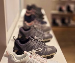 Das Bild zeigt eine Auswahl an Sportschuhen, die in der Deichmann Filiale in Überlingen erhältlich sind. Es muss jedoch nicht die aktuell verfügbaren Modelle in der Filiale widerspiegeln.