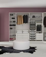 Schränke sind mehr als nur Stauraum. Ein guter Schrank zeichnet sich durch überzeugendes Design ebenso aus wie durch hohe Funktionalität. Praktisch und schön zugleich. Und: Ein wirklich guter Schrank überzeugt mit Funktionen, die Ihnen als Kunde das