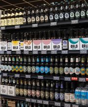 GETRÄNKEABTEILUNG
Unsere Getränkeabteilung bietet Ihnen eine breite Auswahl an Bier, Wein, Spirituosen, Säften, Wasser und Softdrinks. Neben den klassischen Getränken finden Sie bei uns auch regionale Spezialitäten und gekühlte Getränke für den sofortigen Genuss.
Gönnen Sie sich ein frisch gekühltes Getränk an einem heißen Sommertag oder entdecken Sie einen neuen regionalen Wein für Ihren nächsten Abend mit Freunden. Unsere große Auswahl an Kastenware und die Vielfalt an lokalen und internationalen Getränken sorgen dafür, dass Sie immer genau das finden, was Sie suchen.