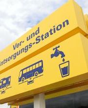 Schnell und einfach den Toilettenbehälter leeren und Frischwasser tanken: Die moderne Ent- und Versorgungsstation am Westfalen Truck Wash Münster machst möglich.