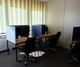 Drei PC-Arbeitsplätze.