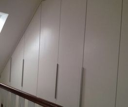 Wir passen unsere Schränke an Ihre Dachschrägen an