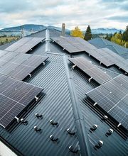 Gemeinsam entwickeln wir das für Sie passende Energiekonzept, das auf Ihre Bedürfnisse zugeschnitten ist. Unsere innovativen Lösungen geben Ihnen die Möglichkeit, unabhängiger von den Schwankungen der Strompreise zu werden.