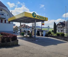 AGROLA Tankstelle in Ueberstorf . überdacht - neben Landi - zwei Tanksäulen