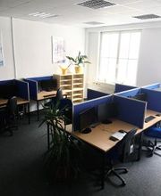 Der Schulungsraum wird von oben gezeigt, 6 Tische mit Trennwänden und Bürrostühlen