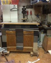 Martin Otto Thie Raumgestaltung Inh. Aline Sander e.K. Kommode oder Bar während der handwerklichen Aufarbeitung. Kombination verschiedener Materialien für modernes Oberflächendesign und Struktur.