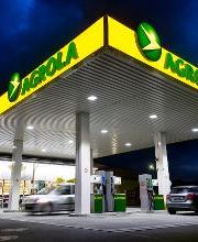 AGROLA Tankstelle in Malters; Nachaufnahme; Dach hell beleuchtet; Mit TopShop; helle Beleuchtung am Shop;