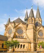 Städtebaulich eindrucksvolle Lage am Ende der Rheinstraße mit den Türmen im Osten.