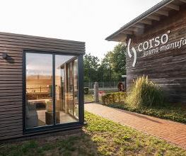 corso sauna manufaktur - Außengelände mit Gartensauna Ausstellung. | Saunahersteller seit 1968. Made in Germany.
