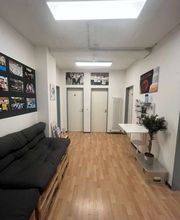 TA WingTsun Linden-Limmer - Heller Empfangs- und Wartebereich mit Sitzgelegenheit, Infomaterial, Tisch und freundlicher Raumgestaltung für Besucher, Probetraining und Beratungsgespräche.