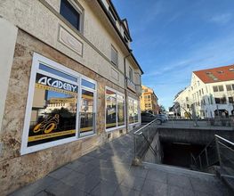 Academy Fahrschule Baumann - Stuttgart Vaihingen - Seitliche Ansicht einer Fahrschule in Stuttgart-Vaihingen mit Fensterwerbung, Eingangsnähe und zentralem Standort für Auto-, Motorrad- und Anhängerführerschein.