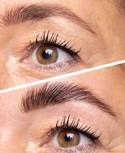 Nuestro servicio de laminado de cejas alisa y fija las cejas en una forma completa para elevar aún más tu mirada.