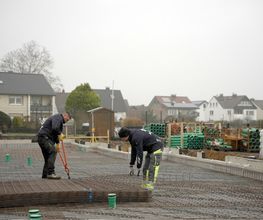 Zwei Mitarbeiter von AS-Bau schneiden Bewehrungsmatten für die Bodenplatte zu.