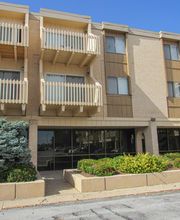 Plaza 93 Apartments image 4