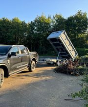 Ford Ranger mit 3,5 to Kipper beim Entleeren von Grünschnitt auf dem Entsorgungshof