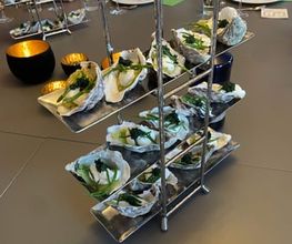 Geschlossene Gesellschaft Frische Austern mit Kräutern, angerichtet auf Etageren – ein Highlight des Social Dining Abends bei Geschlossene Gesellschaft von Wulf Mey.