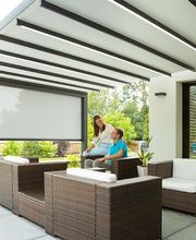 Ein überdachter Außenbereich mit integriertem Sonnenschutz und modernen Sitzmöbeln. Perfekt für entspannte Stunden im Freien.