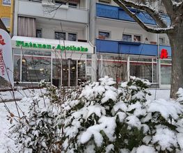 Aussenansicht der Platanen-Apotheke