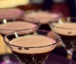 Geschlossene Gesellschaft Elegante Espresso-Martinis in Kristallgläsern – stilvolle Cocktail-Begleitung zum Dinner bei Geschlossene Gesellschaft Hamburg.