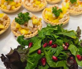 Tartelettes mit gebratener Hähnchenbrust oder geräuchertem Tofu, frischer Mango und Chilli-Crèmefraîche