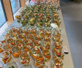 dean&david Catering | Karlsruhe - Großes Buffet mit Couscous Salat, Tomaten Feta Gläsern, Pasta Salat, belegten Brötchen und Fingerfood für Veranstaltung oder Business Lunch.