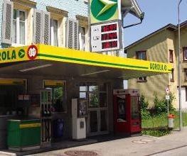 AGROLA Tankstelle in Oberegg unter kleinem Dach; mit Selecta Automat und Zahlterminal