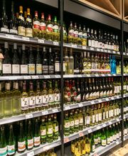 Getränke
Wasser ist nicht gleich Wasser. Deshalb sind bei uns die regionalen Anbieter Filser und Auburg Quelle in den Regalen. Ein frischer Schluck aus der Nähe. Auch Vitaminbomben sind bei uns erhätlich, in Form von leckeren Säften und Saftmischgetränken. Gekühlt sind diese die perfekte Erfrischung an einem heißen Sommertag. Bei den Spirituosen findest du den Sulinger Bullenschluck, direkt aus der Bullenschluck Manufaktur. Wer ihn noch nicht kennt, der sollte ihn probieren. Eine große Weinabteilung darf natürlich nicht fehlen und diese ist bei uns gut bestückt. Wir führen Weine aus aller Welt und das kann schon etwas überwältigend sein. Deshalb sind in der
Abteilung geschulte Mitglieder unseres Marktes und helfen gerne bei der Auswahl oder dabei den
Lieblingswein zu finden. Frag uns einfach.