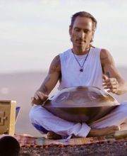 Die NamiPan Handpan erzeugt einen sauberen und geheimnisvollen Klang mit wellenförmiger Resonanz, welcher Stress und Sorgen lindern kann.
Diese besonderen Musikinstrumente werden auf den Klippen einer Insel im atlantischen Ozean gefertigt. Das Meer gibt dem Klangkünstler Daniele, täglich neue Inspiration, die er beim Bauen der Handpans einfließen lässt.
Du kannst die NamiPan Handpan im Handpan Showroom Karlsruhe ausprobieren und kaufen oder bei www.Handpan.World online bestellen.