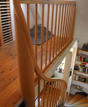 Die Treppe zum Dachgeschoss bekommt ein schwungvolles Geländer.