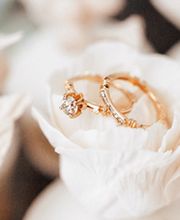 Bei uns finden Sie elegante Eheringe als Symbol Ihrer Liebe.