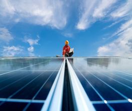 Gemeinsam entwickeln wir das für Sie passende Energiekonzept, das auf Ihre Bedürfnisse zugeschnitten ist. Unsere innovativen Lösungen geben Ihnen die Möglichkeit, unabhängiger von den Schwankungen der Strompreise zu werden.